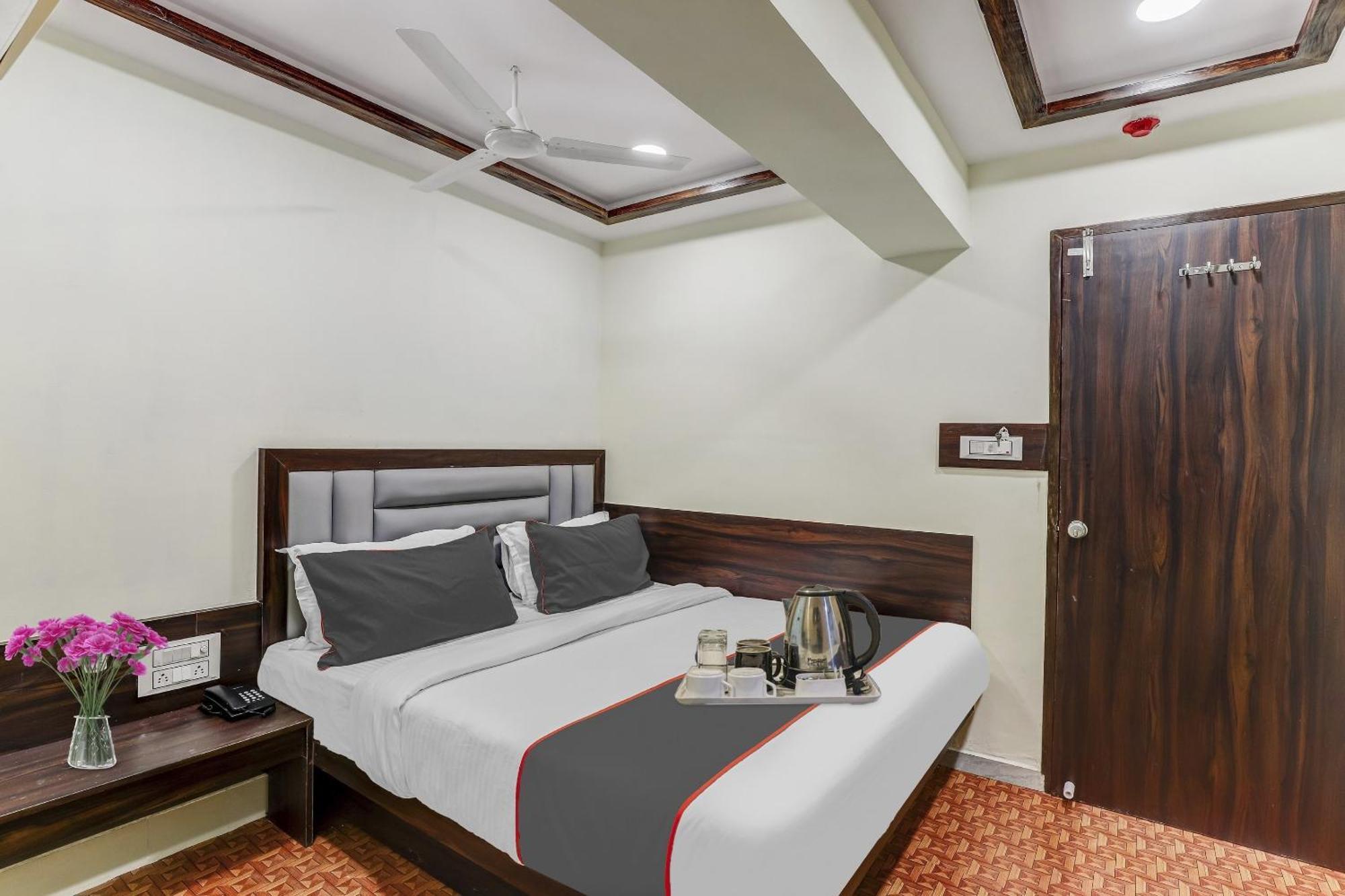 Hotel Collection O Laxmi Kuber Utrān Esterno foto