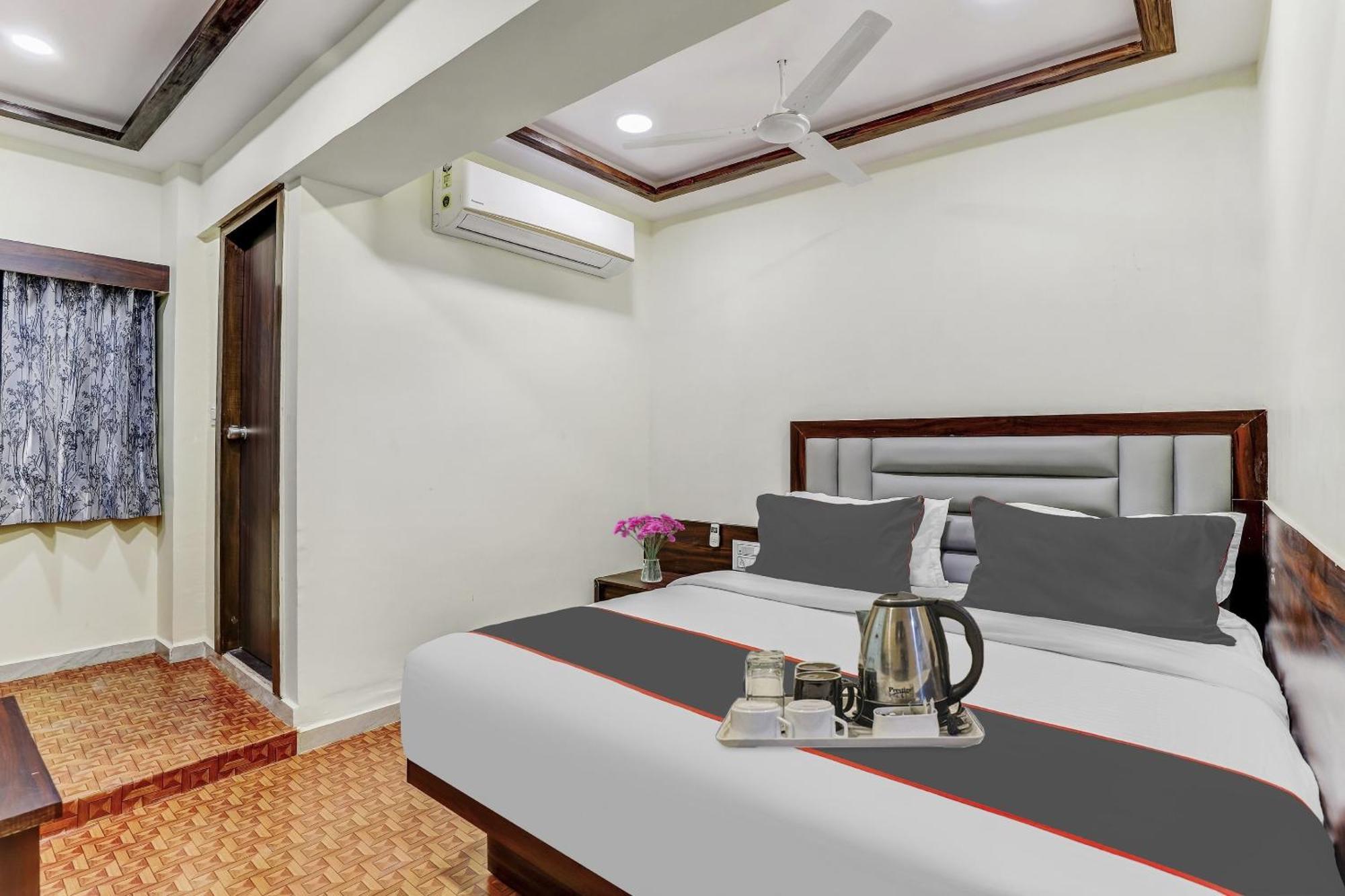 Hotel Collection O Laxmi Kuber Utrān Esterno foto