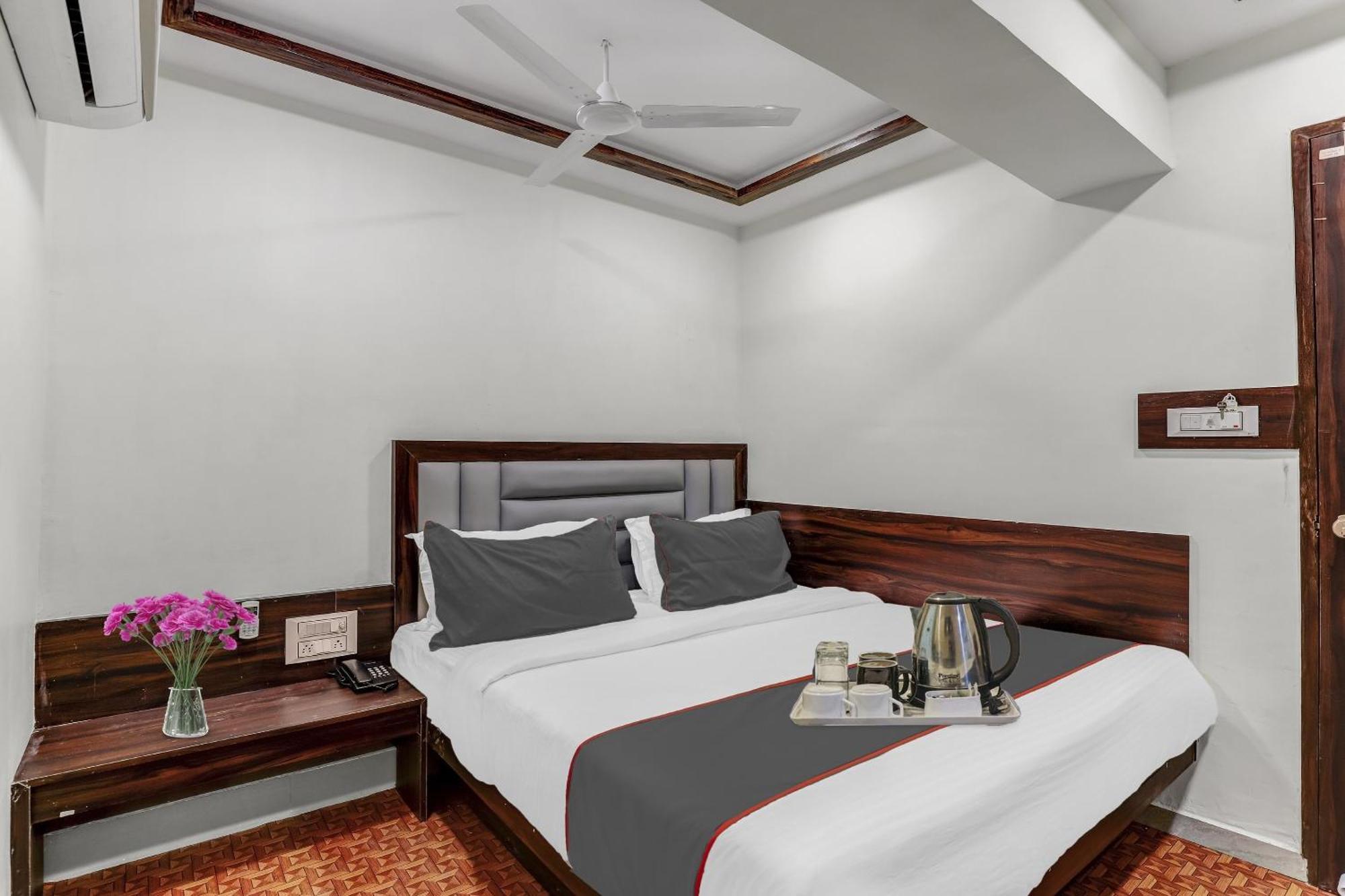 Hotel Collection O Laxmi Kuber Utrān Esterno foto