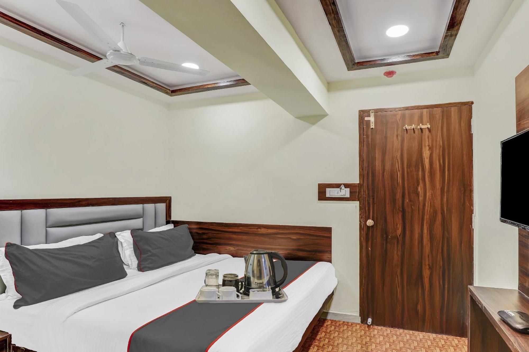 Hotel Collection O Laxmi Kuber Utrān Esterno foto