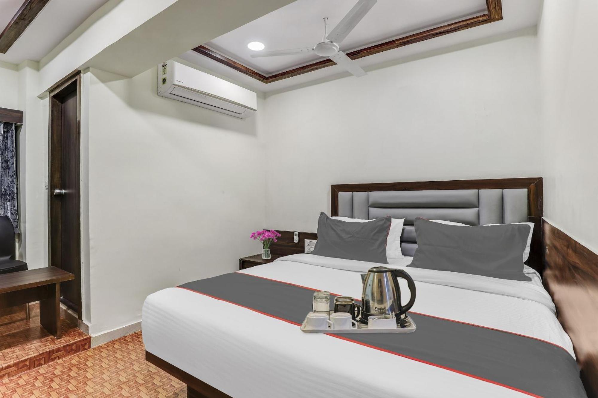 Hotel Collection O Laxmi Kuber Utrān Esterno foto