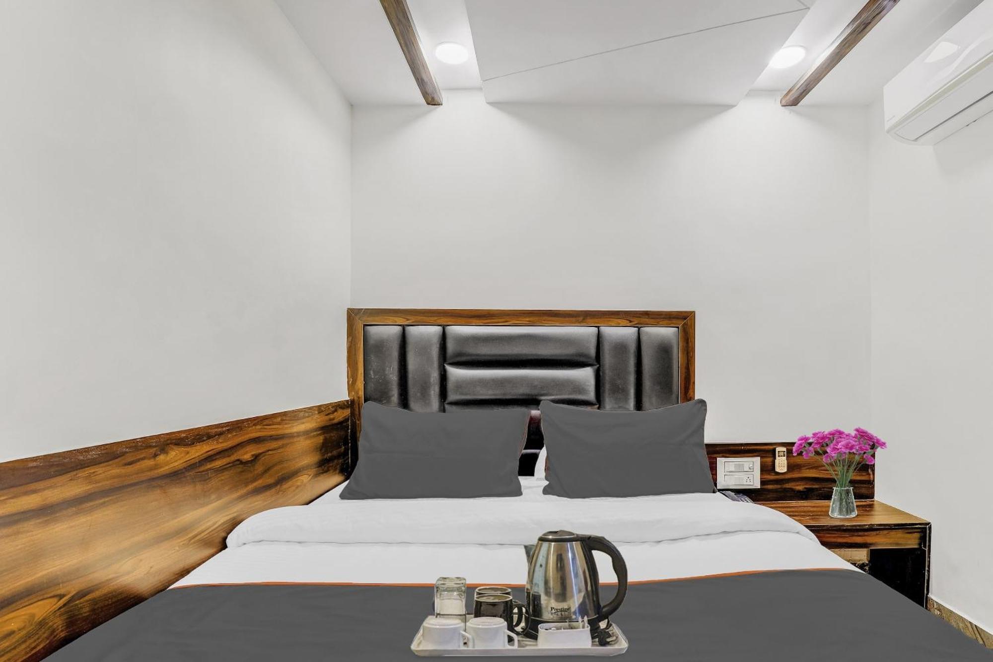 Hotel Collection O Laxmi Kuber Utrān Esterno foto