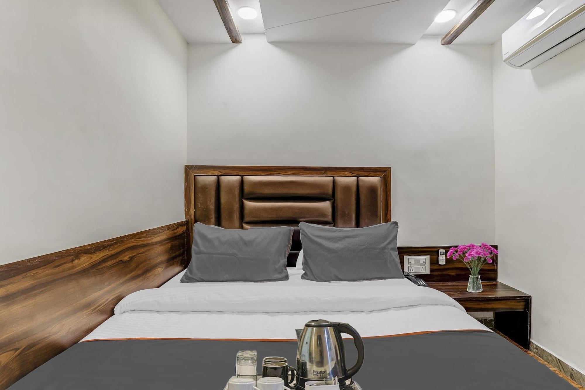Hotel Collection O Laxmi Kuber Utrān Esterno foto