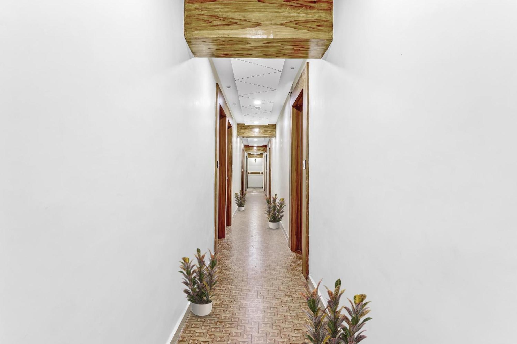 Hotel Collection O Laxmi Kuber Utrān Esterno foto